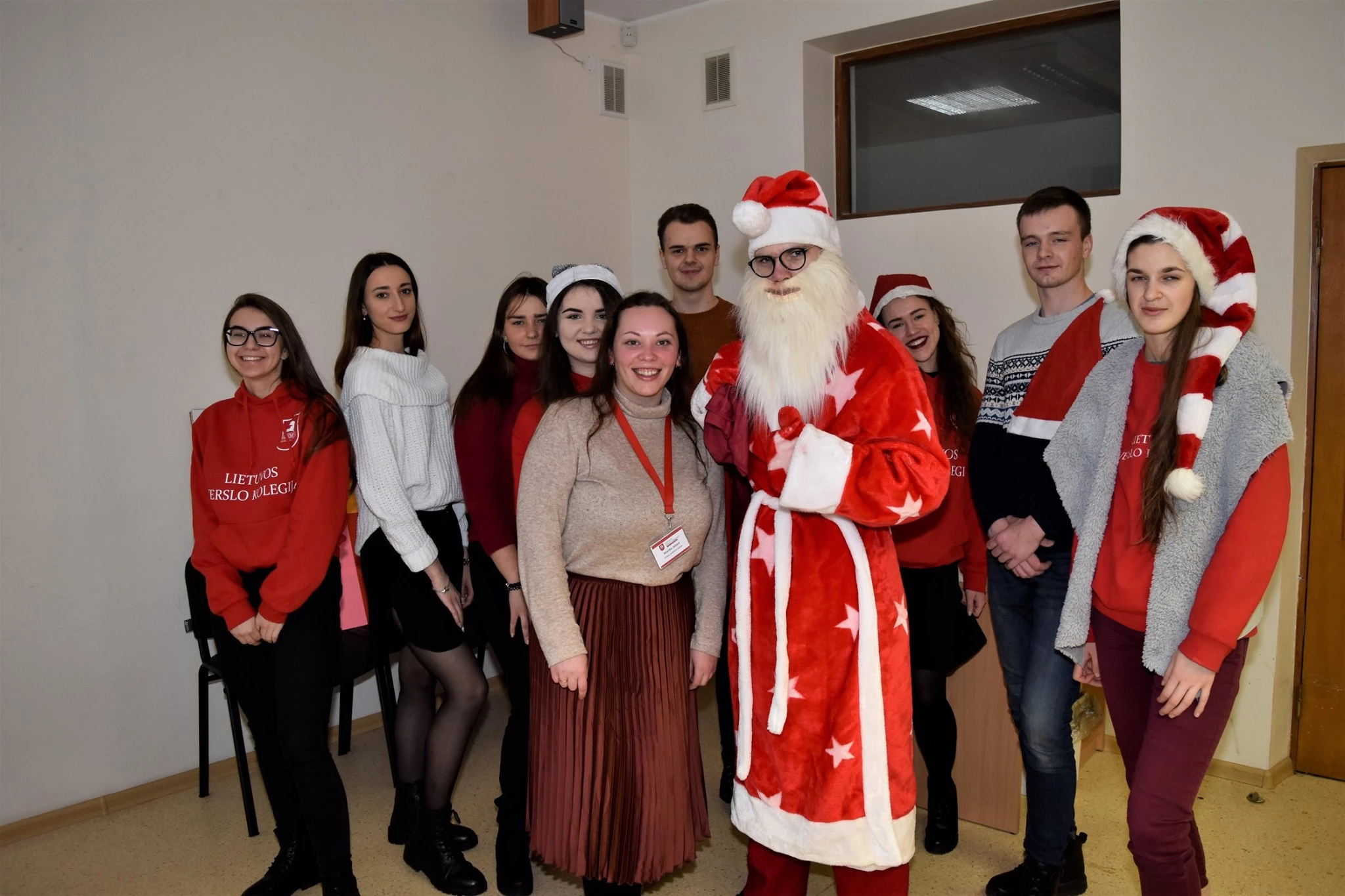 LTVK studentų atstovybės nariai su Kalėdų Seneliu kolegijos kalėdinėje šventėje